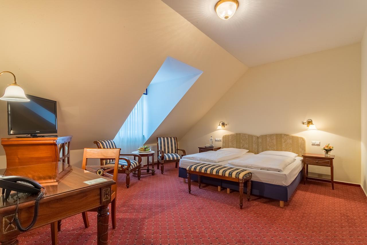 Schlosshotel Neckarbischofsheim Exterior photo